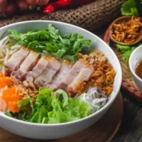 Bún mắm heo quay (鱼酱米线配烤乳猪)