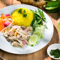 Cơm gà xé trộn (手撕鸡肉饭)